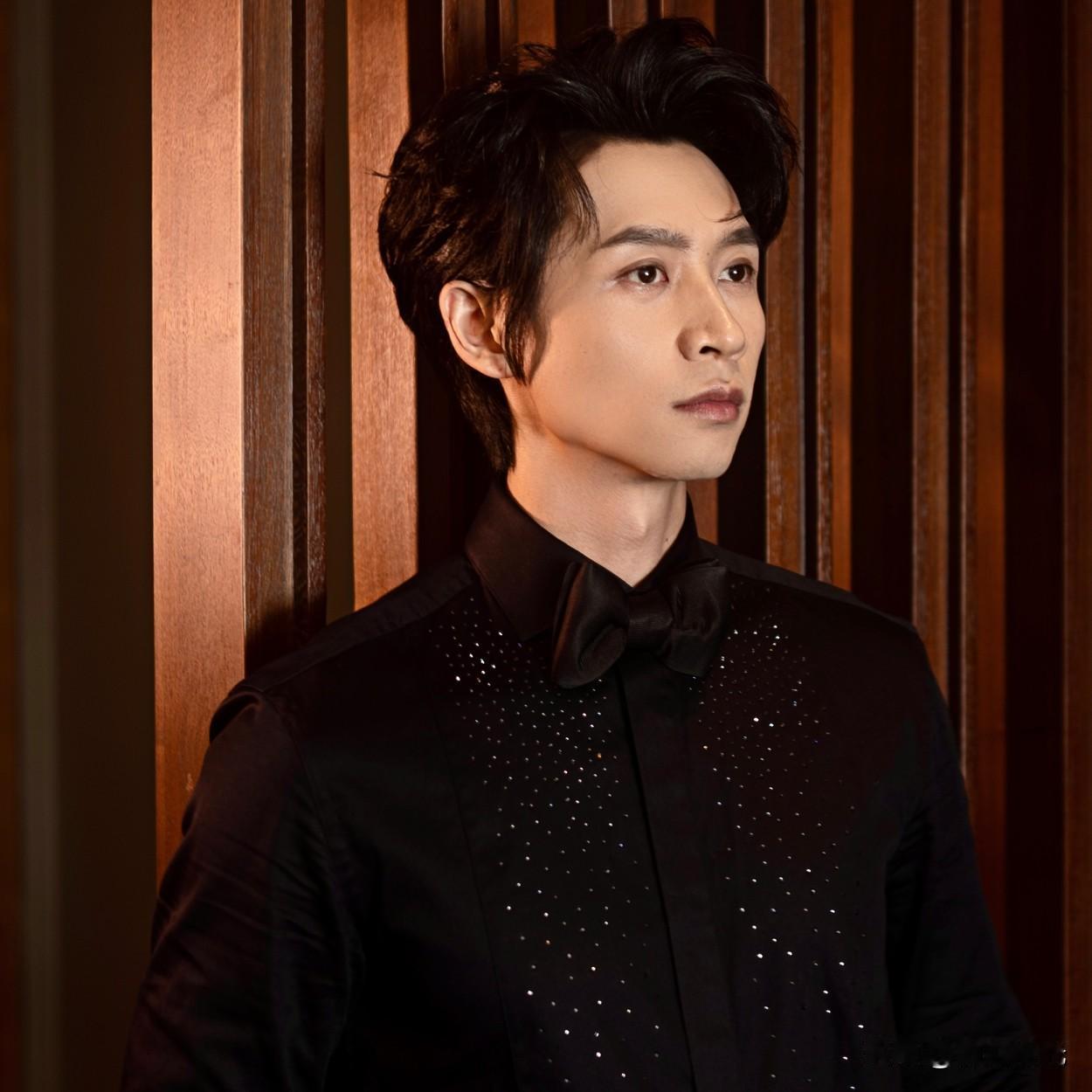 演员魏晨说：“我最开始是跟公司讲，我拍这部戏能不能给我发一张专辑，拿这个电视剧换