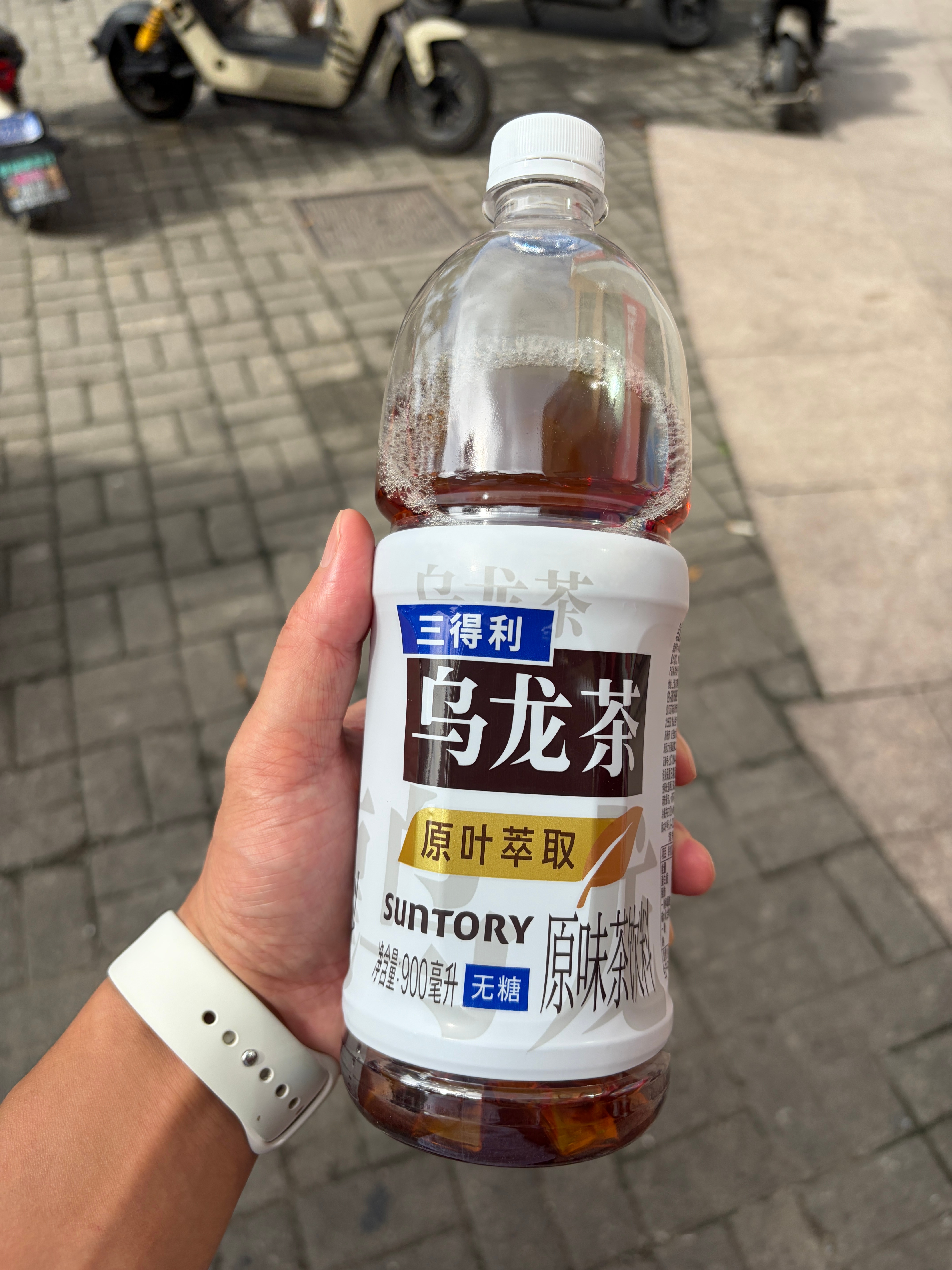天热要补水 