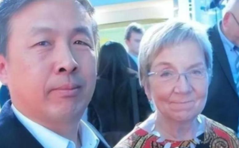 “晚一秒就万劫不复！中国该立刻向美国低头，交出发展权才能保命！”很多人现在再回头
