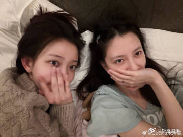 宋妍霏晒照祝罗予彤生日快乐宋妍霏罗予彤好美的一对闺蜜美女的朋友还是美女，两人同框