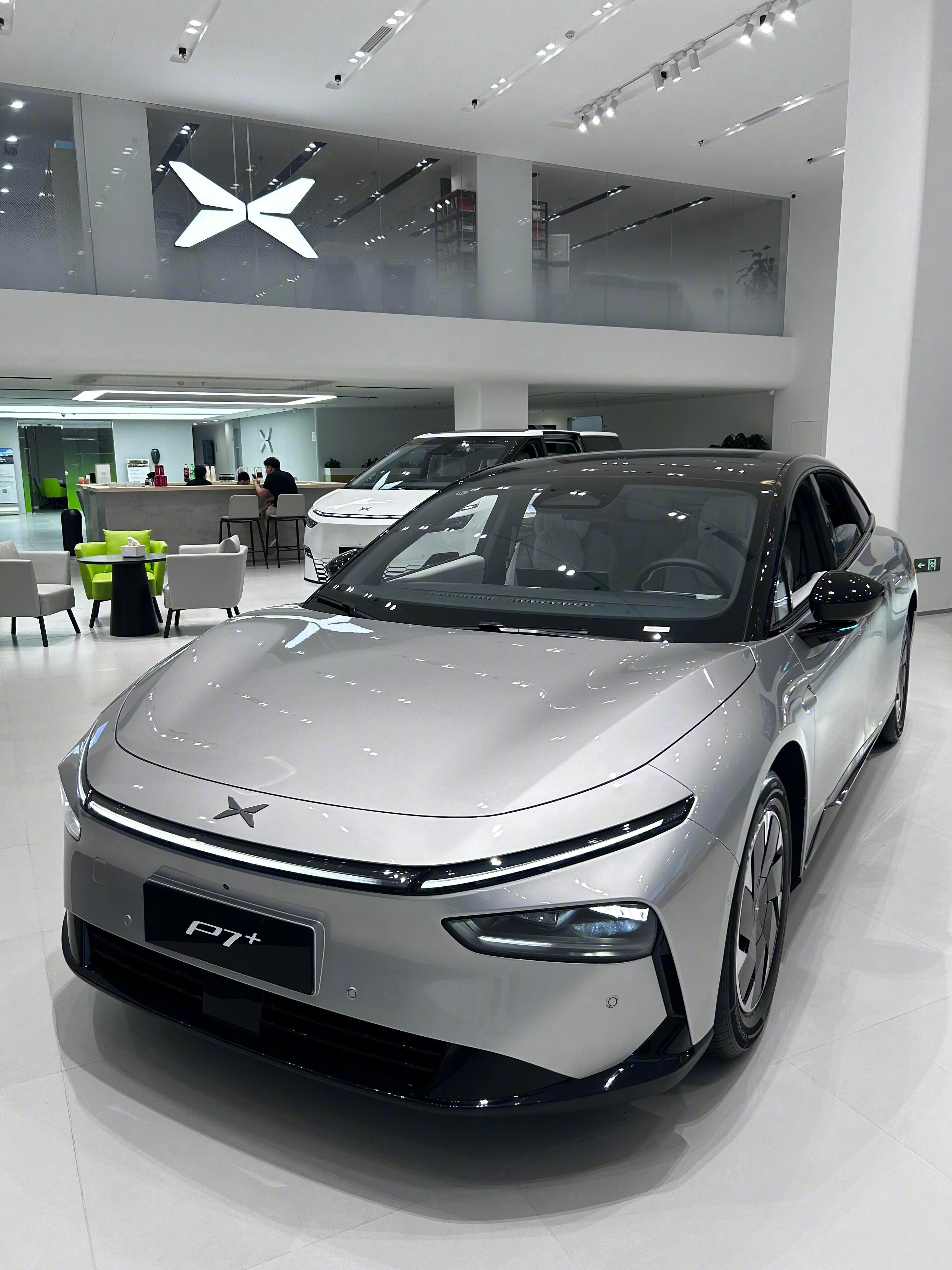 小鹏P7+🚗1️⃣外观：它的设计语言非常统一，没有为了“炫酷”而堆砌过多元素，