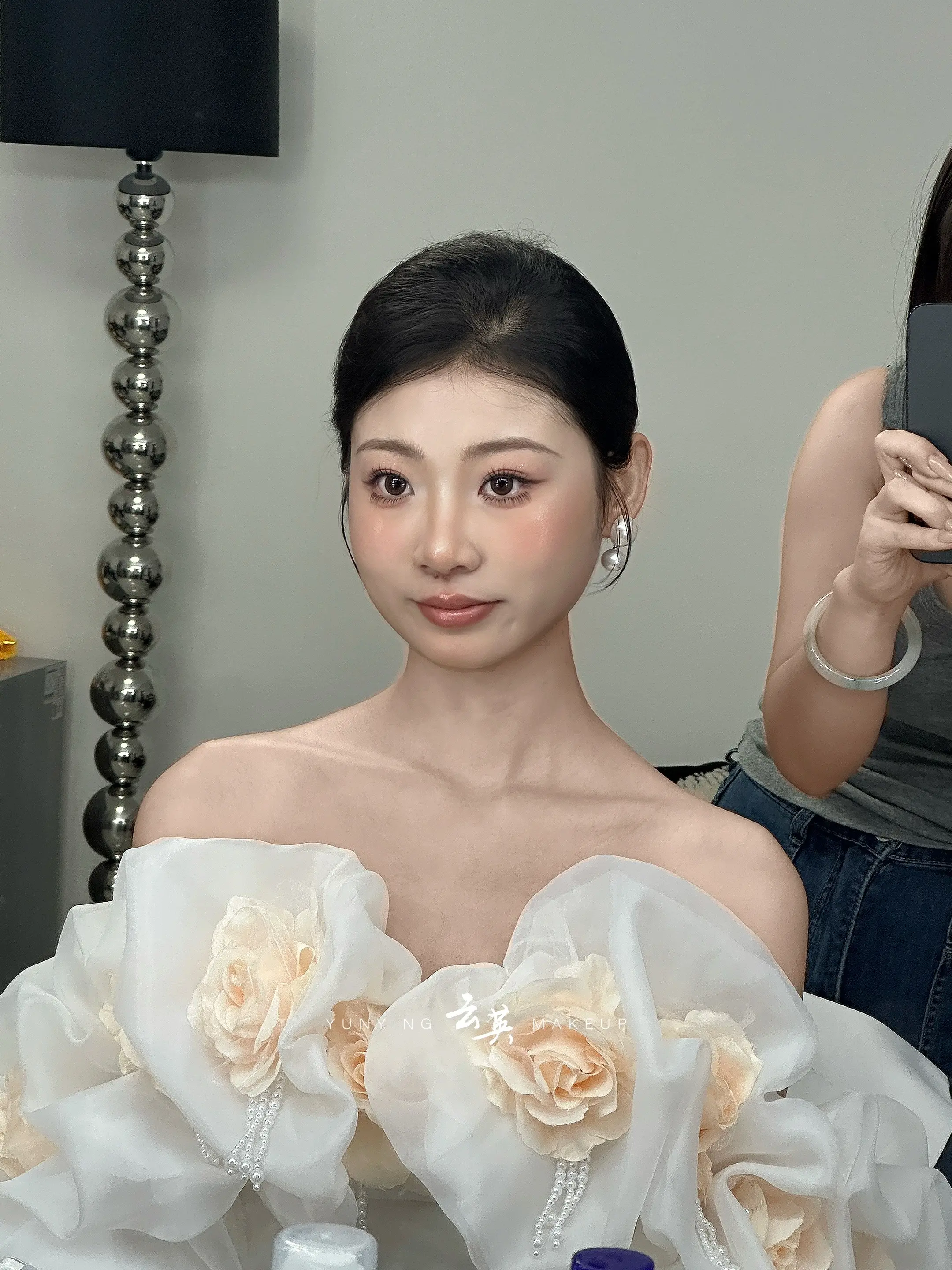 这底妆谁能不爱🤪发量少也能给你整出圆头来！好饱满～