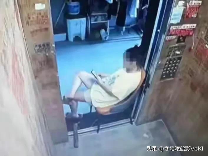 小区电梯突然停止运行，老人买菜回来上不去楼，上班族被困在楼上下不来，外卖小哥因为