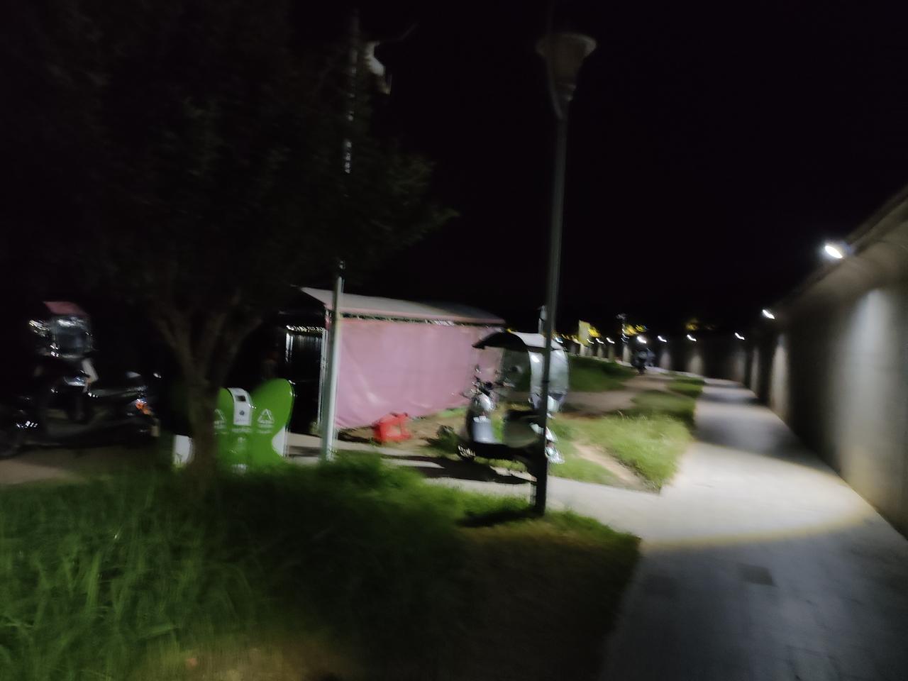 湾沚区沿河路防洪墙上的路灯悉数亮起。
前些日子，我留意到防洪墙上部分路灯不亮，便