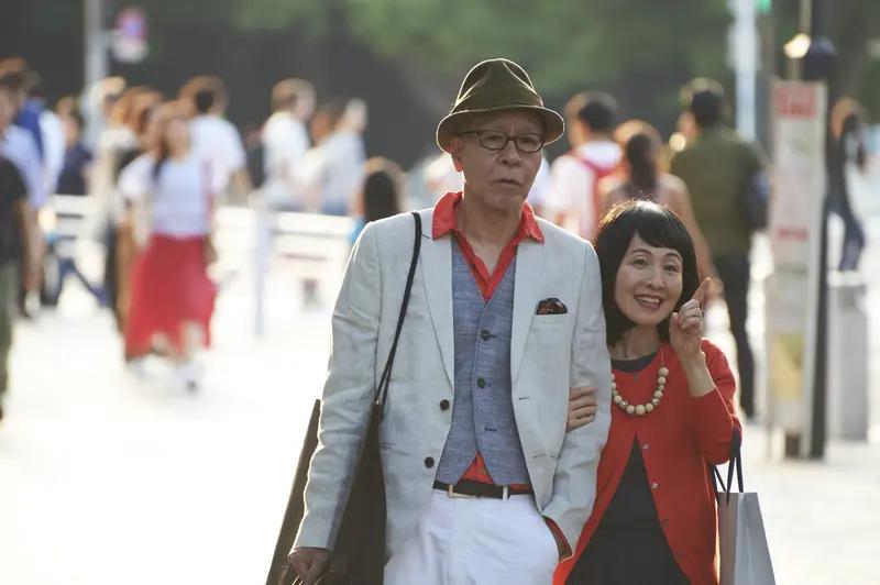 “日本第一代‘不婚族’开始后悔了”这话题冲上热搜，引发不少讨论。新闻里，有些日本