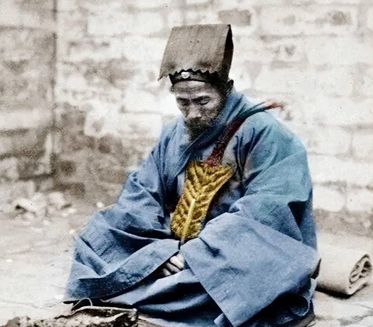 1937年，甘肃万佛峡，马家军将一个老道吊起来，还当着他的面，把一个小道士开膛破