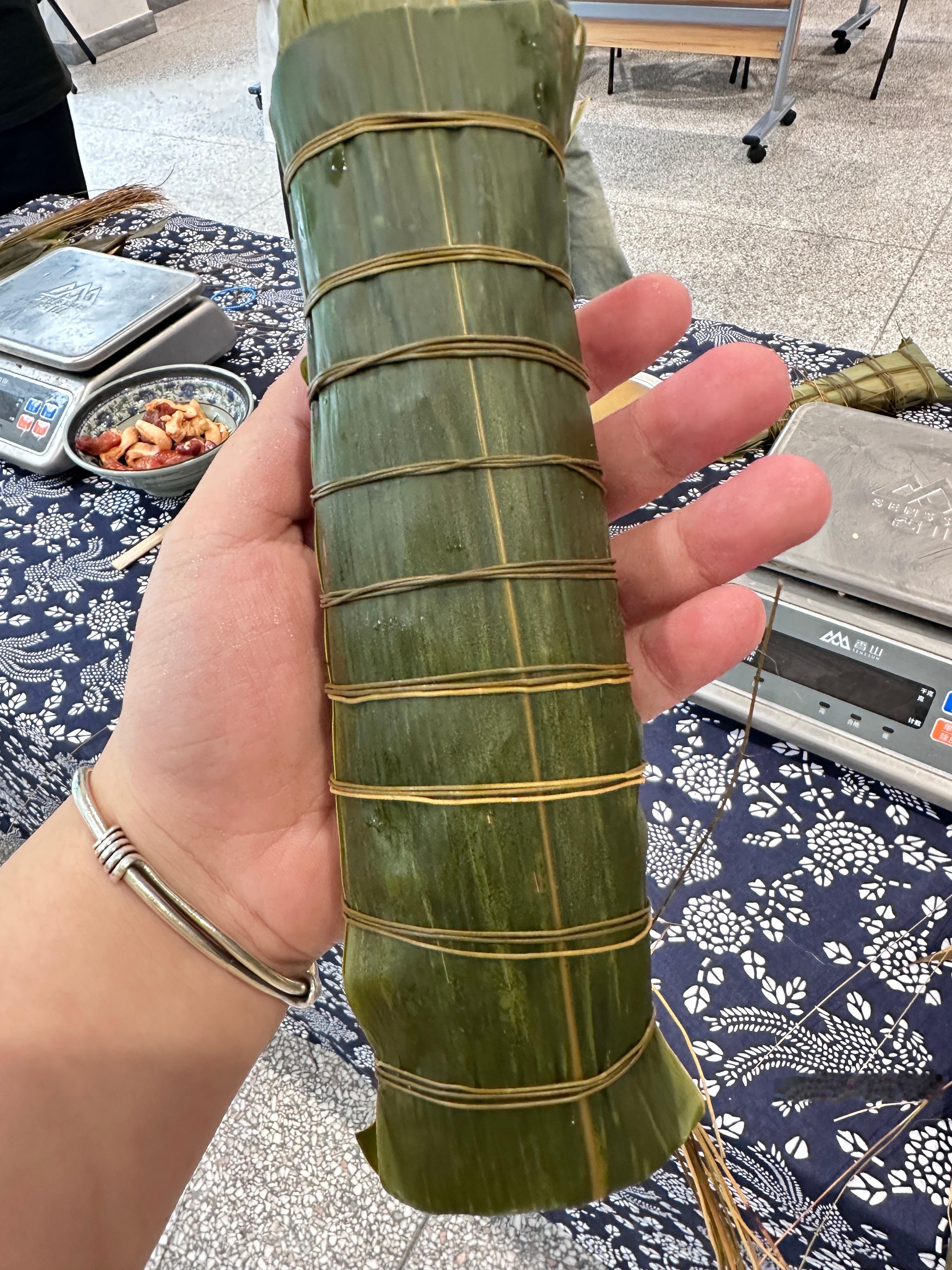 浙江云和一口灰碱粽吃出乡愁味又到了甜咸之争的时候了，大家是爱吃甜的还是咸的，我是