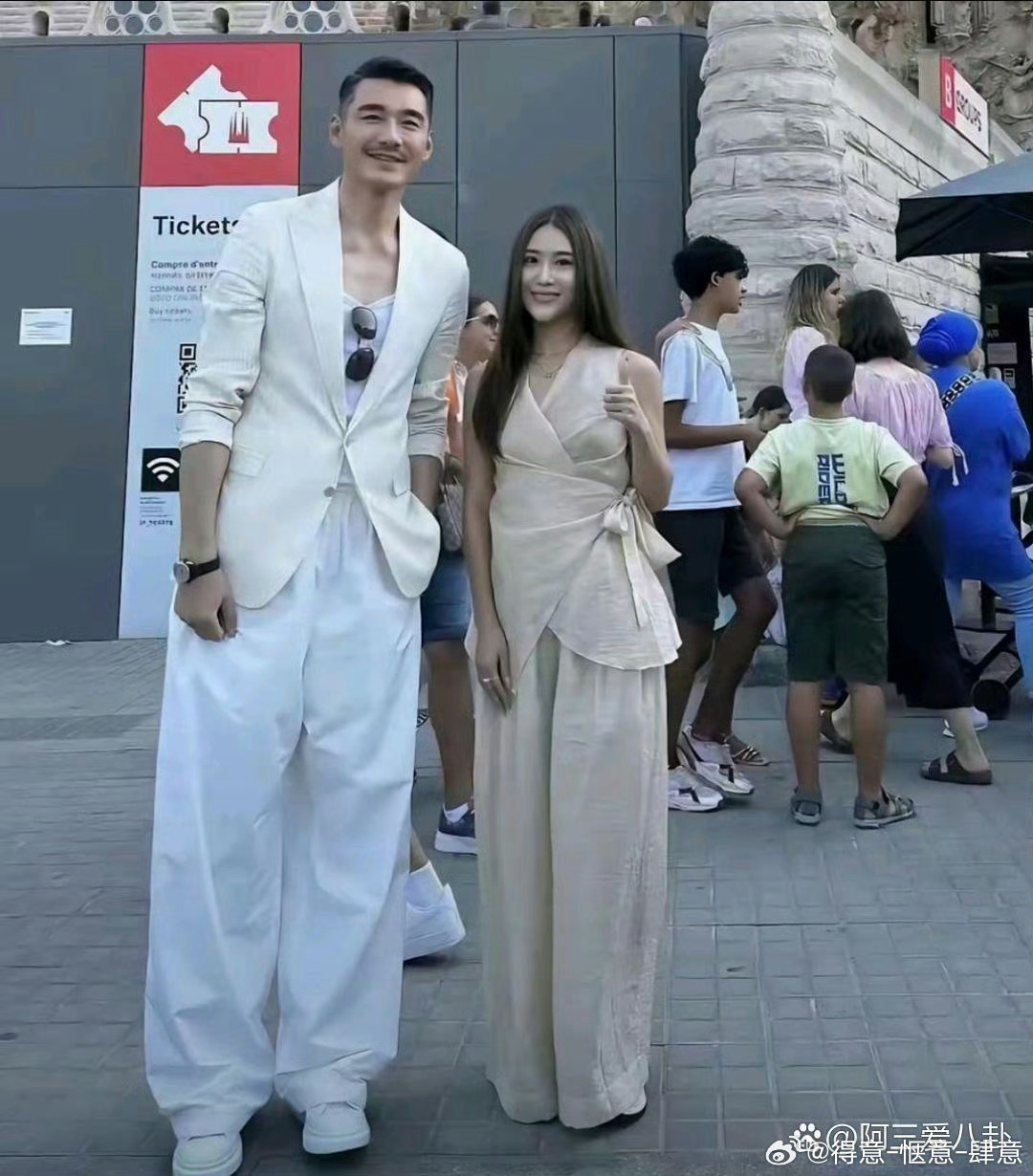 胡兵旁边的女生个子应该很高，长得很漂亮。 