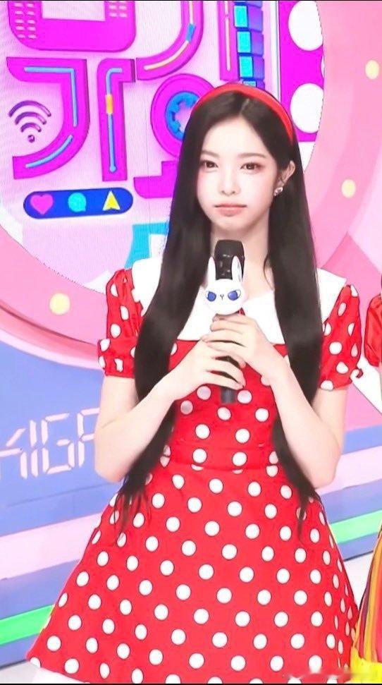ian复刻李楷灿红色波点裙ian和李楷灿穿红色波点裙在郑在玹旁边老梗新鲜演绎，i