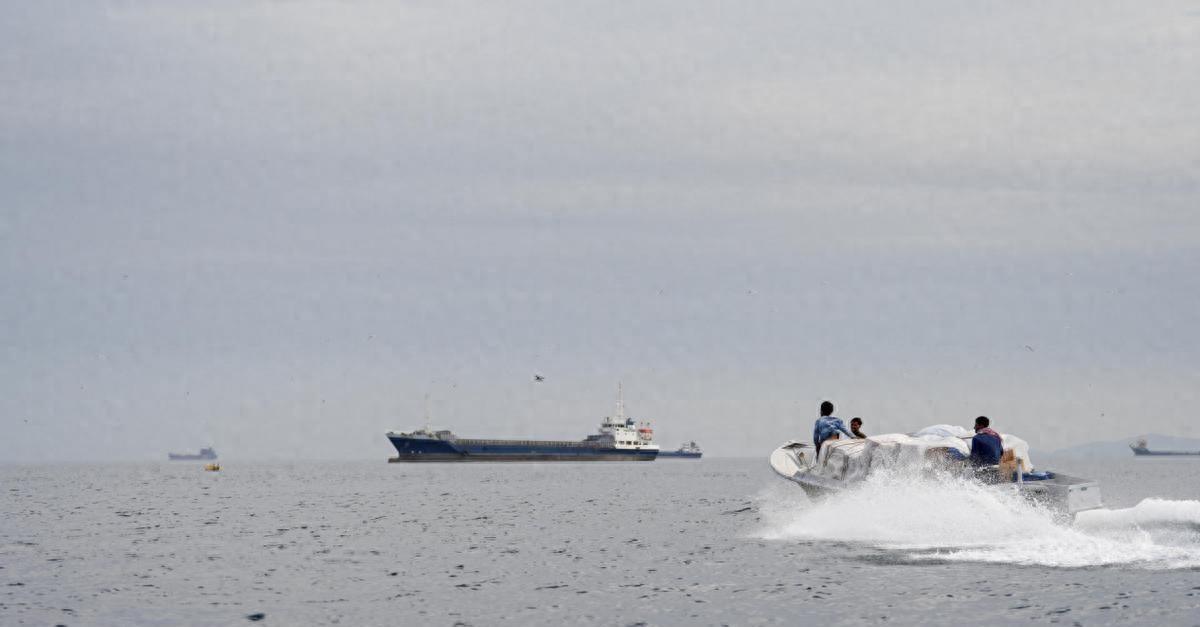 就在4月18日一大早，伊朗武装部队直接放话要严密管控霍尔木兹海峡——口气硬得让人