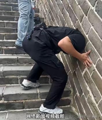 长城垛口不是试头围的，古人的防御工事，防不住现代人的好奇

外孙刷到个视频，给我