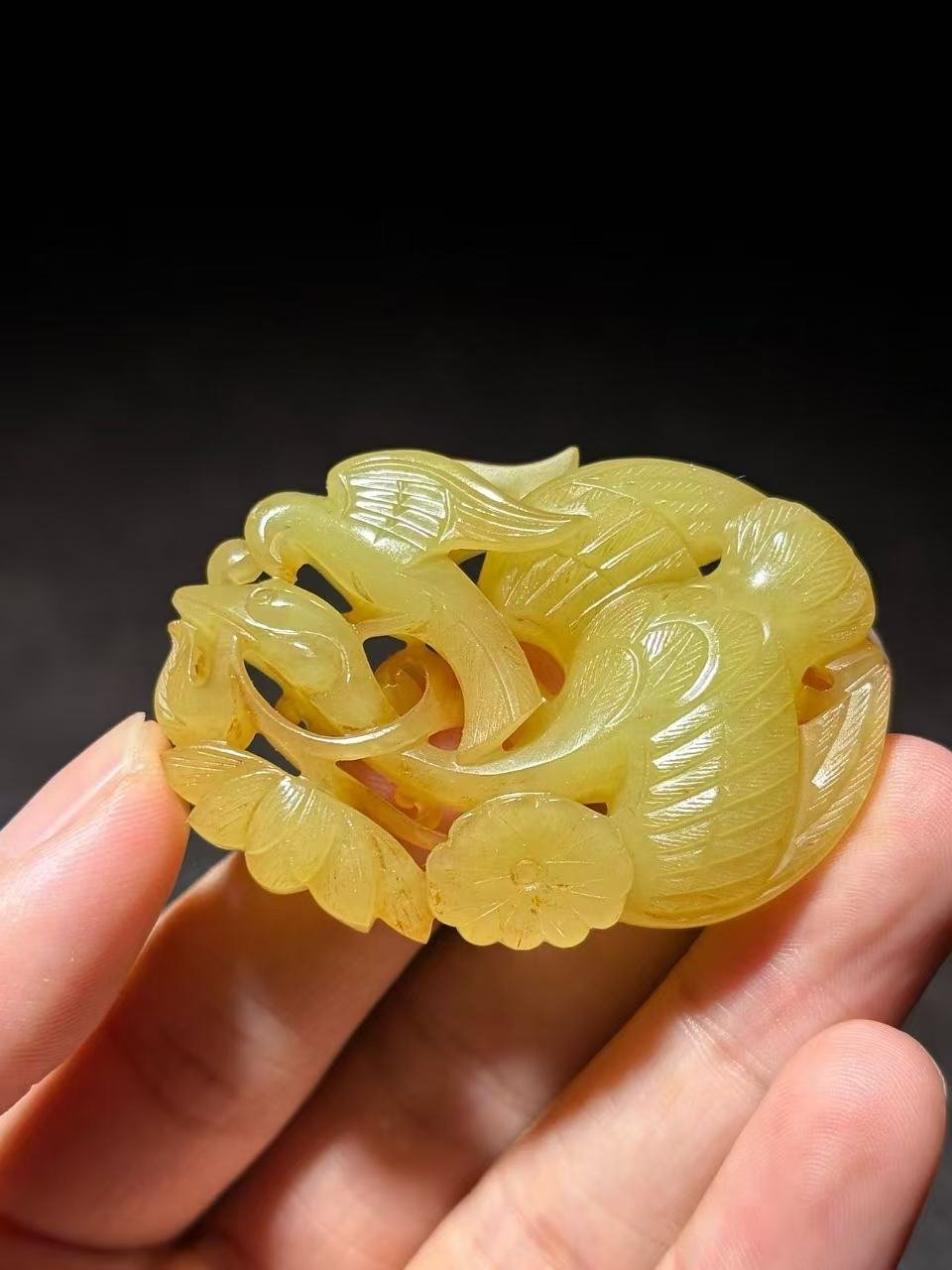 古玉杂谈 辽金时期“海冬青”，以小吃大，小的是鹰，大的是雁。新疆和田玉青黄玉质地