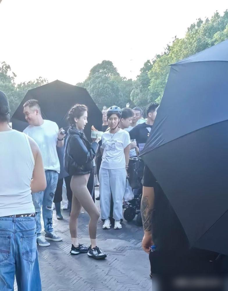 168cm女星红毯被杨幂直接秒成背景板！五五分身材现原形，靠脸绝杀如今连资源都接