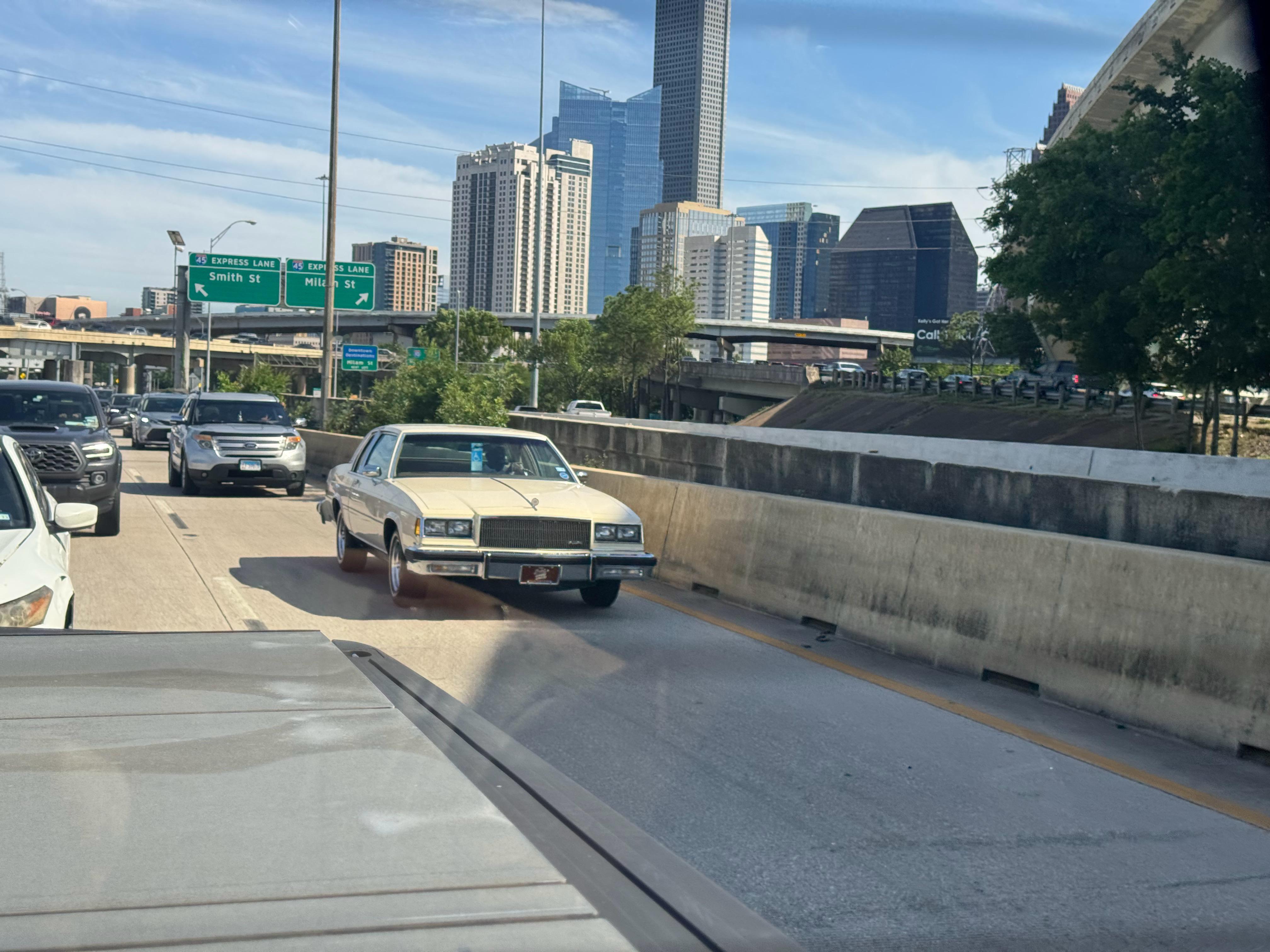 那个年代的车，如今配着城市天际线还是很好看我与汽车的日常城市天际线好看好看  ​