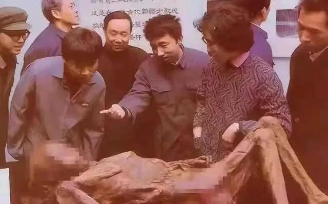 1994 年，湖北一古墓被盗，专家们从中发现一具女尸。当看到女尸样貌后，众人顿时
