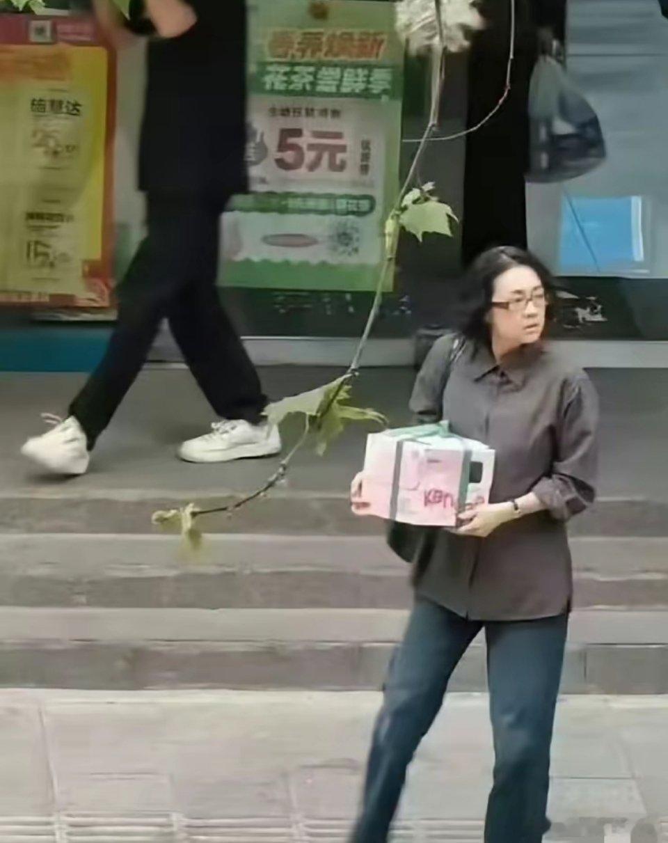 看到章子怡新电影路透了，原来前段时间发胖是为了角色需要。她的可塑性真强啊，这都认