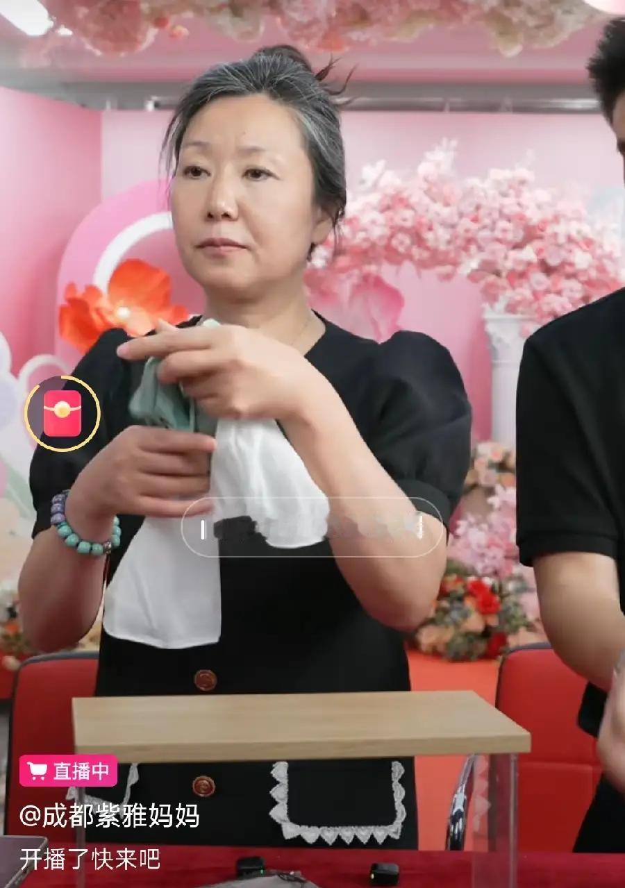 成都市郫都区紫雅的妈妈终于开启了直播。第一天直播极为成功，直播间人气突破一万+，