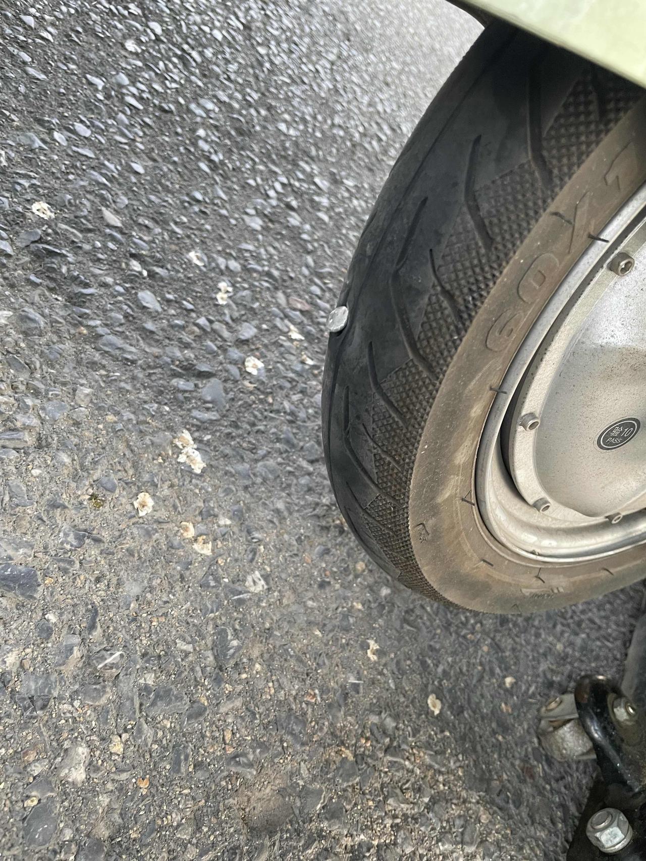 昨天下班回家路上，
电动车胎扎了一个钉子，
我老公说你真的应该去买彩票，他说这种