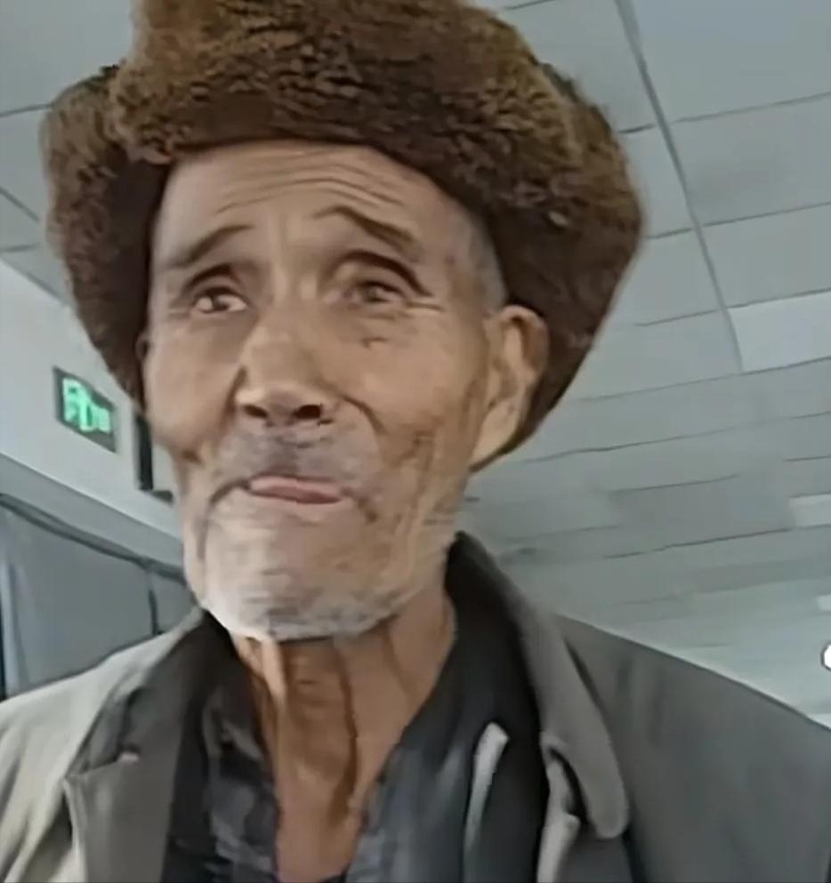 新疆89岁老人揣着一辈子积蓄独自看病，刚下火车钱就没了，急得直哭，谁料，民警了解