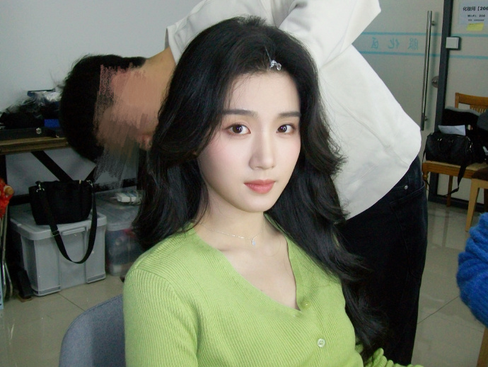 CCD 镜头捕捉到卢昱晓的定妆时刻，低清画质掩盖瑕疵，却放大了她五官的和谐比例，