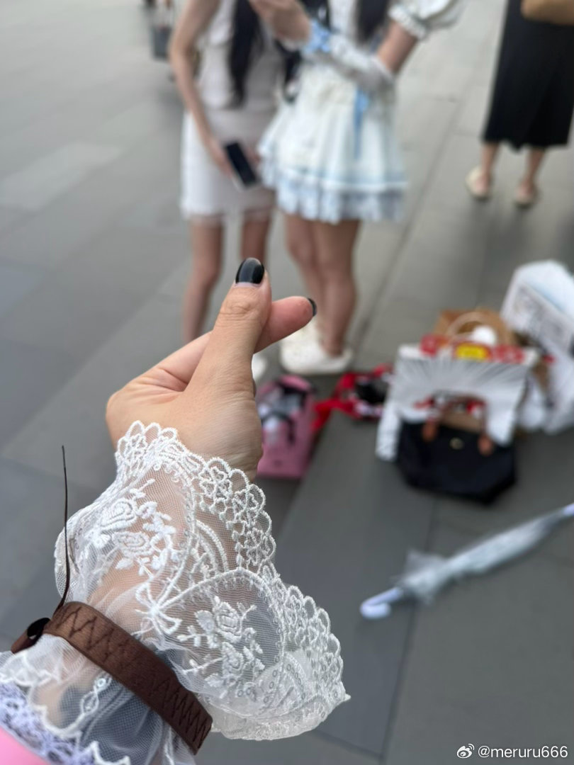 偶遇一个广东妹宝。请我喝了斯大巴克酥、还有一束花。有个女仔令我思想变得大个。🙏