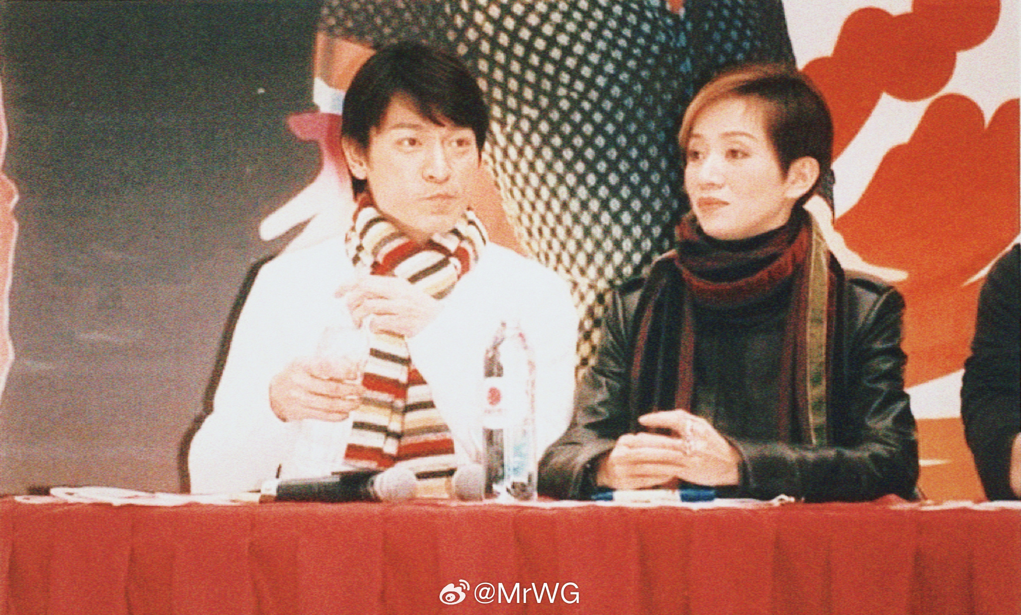 刘德华[超话]搭乘花絮去幕后 萌萌的黑白配——2001年冬，刘德华刘德华 与梅艳