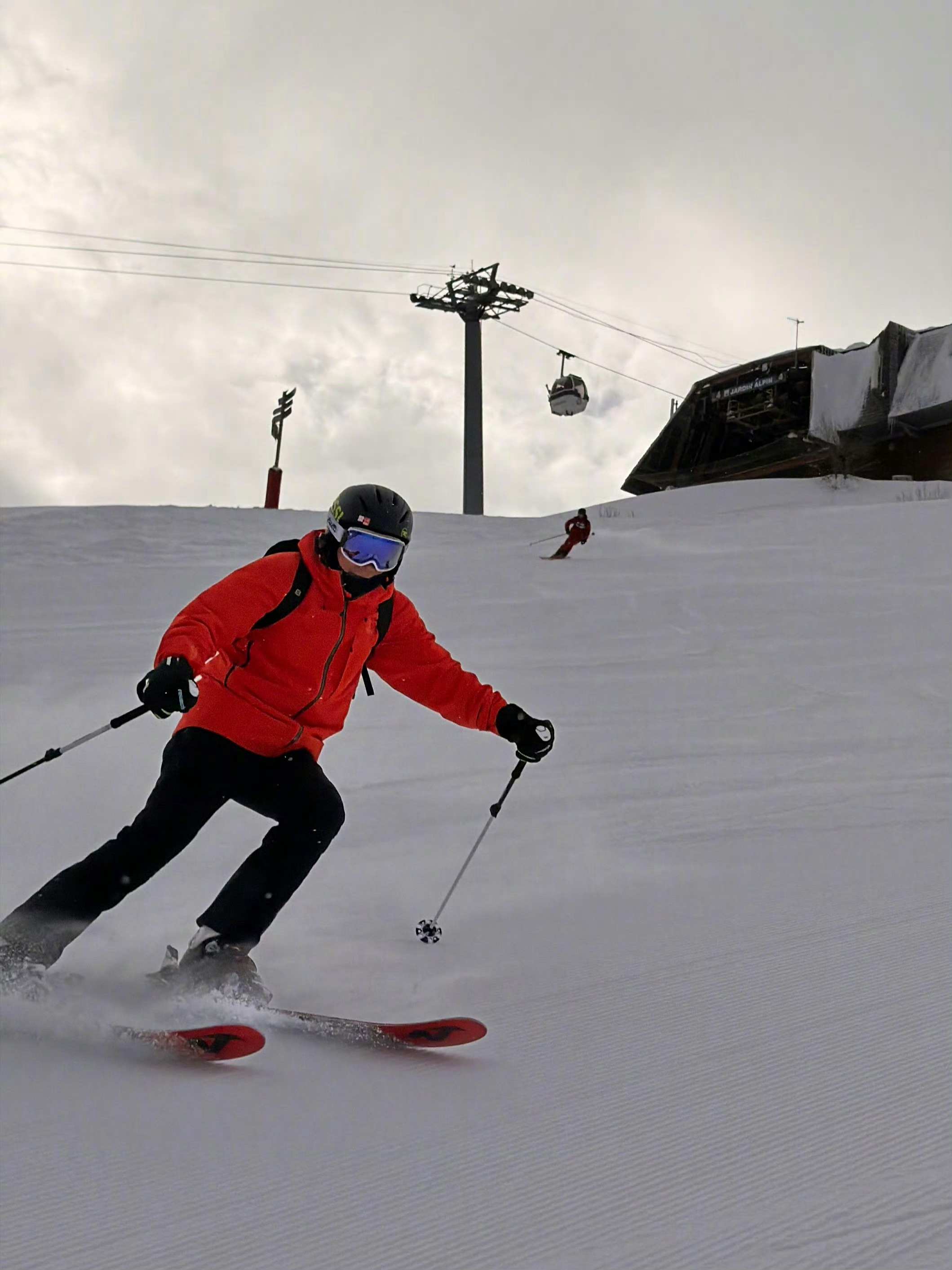 雷军假期滑了6天雪这年纪了还能滑雪去确实牛逼换我自己我就不敢，滑雪其实算是高危运