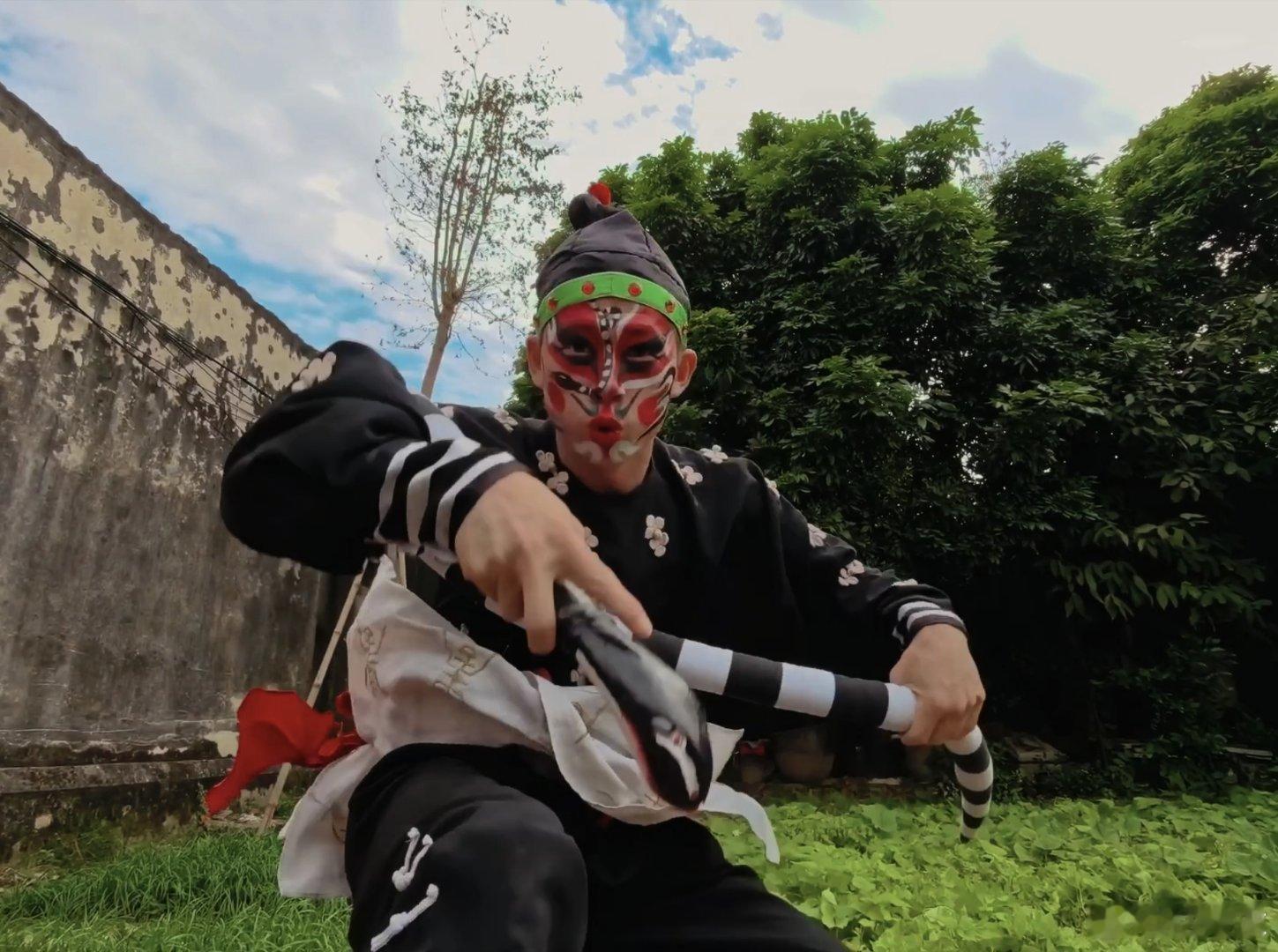 年轻一代的非遗理解值得被记录跨越时代的联动，当非遗遇上年轻创意，剪纸玩出潮酷风，