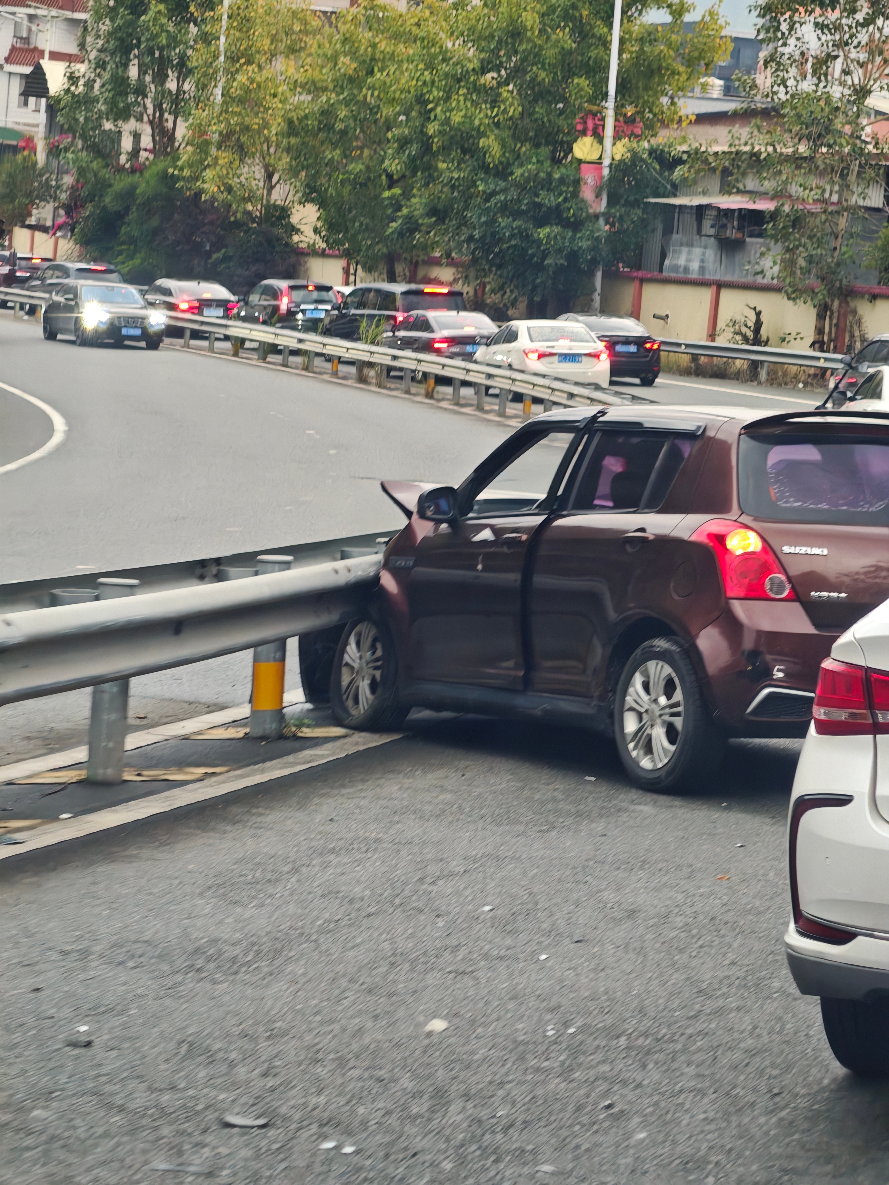 堵的人麻了今天这个，准备下高速走国道，因为就算是等红绿灯也能节省半小时！四小时三