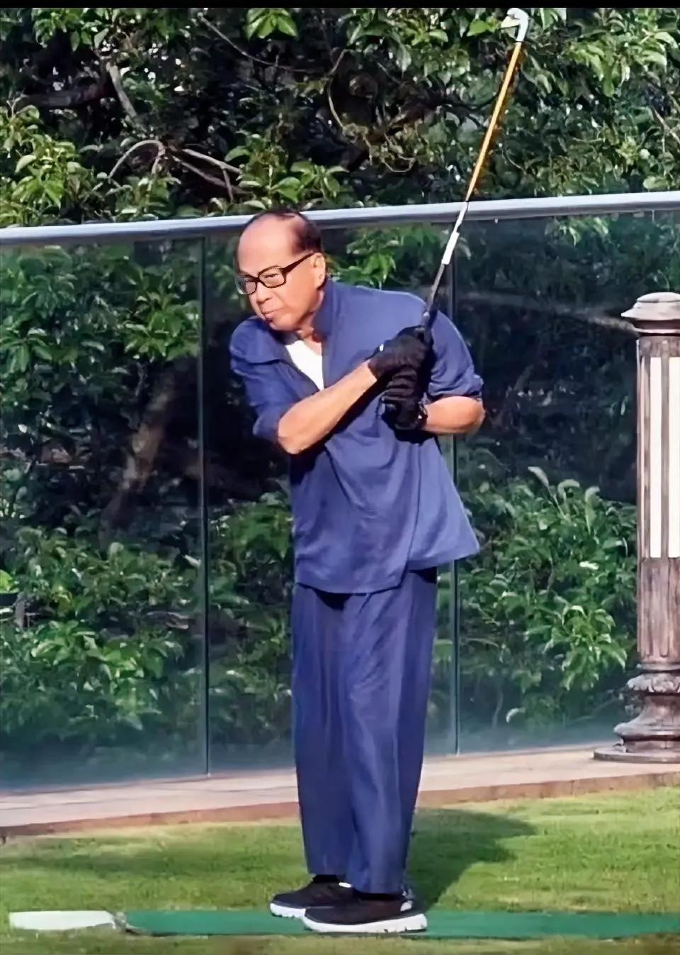 果然，男人都是不服老的，
如此高龄，还打高尔夫！[灵光一闪]
