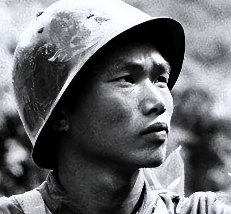 1990年，重庆街头，一个农民被数十个混混围攻却丝毫不惧，反而徒手接住扔来的板砖