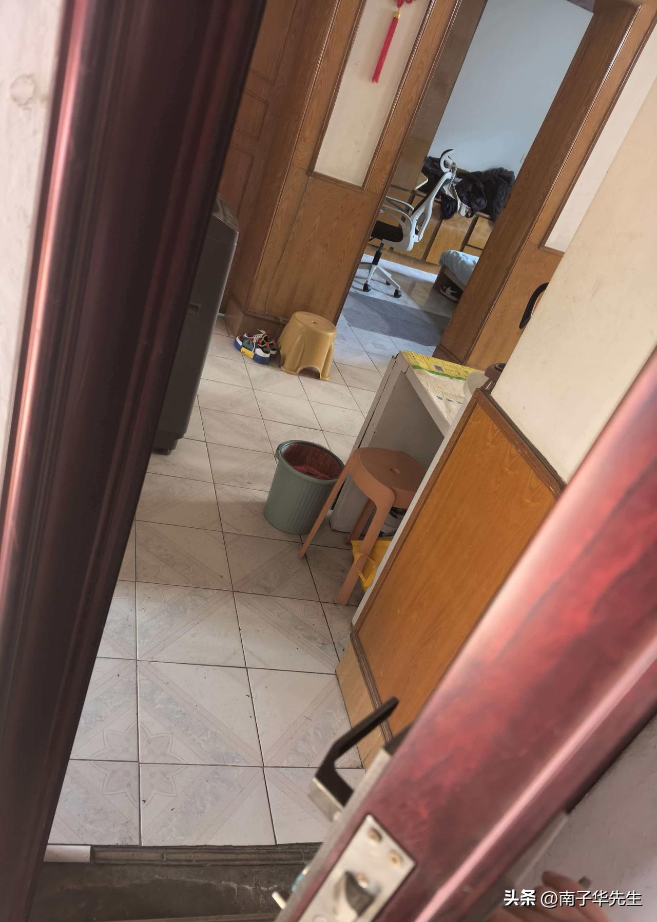 对门的一对中年夫妻，又在干仗！

劝都劝不住。

这已经是他们年后至今的第二次干