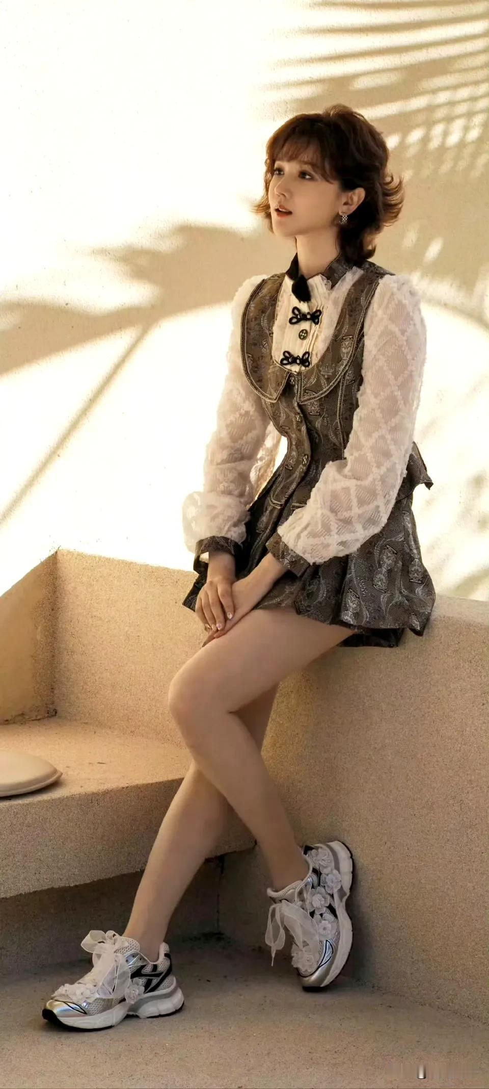 照片中的姑娘，如果不说年龄的话，大家看看是不是只有20出头？微卷干练的短发，娇小