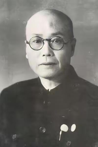 1946年，地下党员吴群敢前往指定地点接头，突然发现对方是国军中将，大惊之下脱口