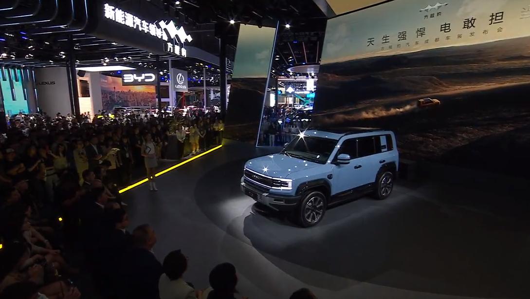 在今日开幕的成都国际车展上，品牌首车豹5正式开启盲订，售价落在30-40万之间。