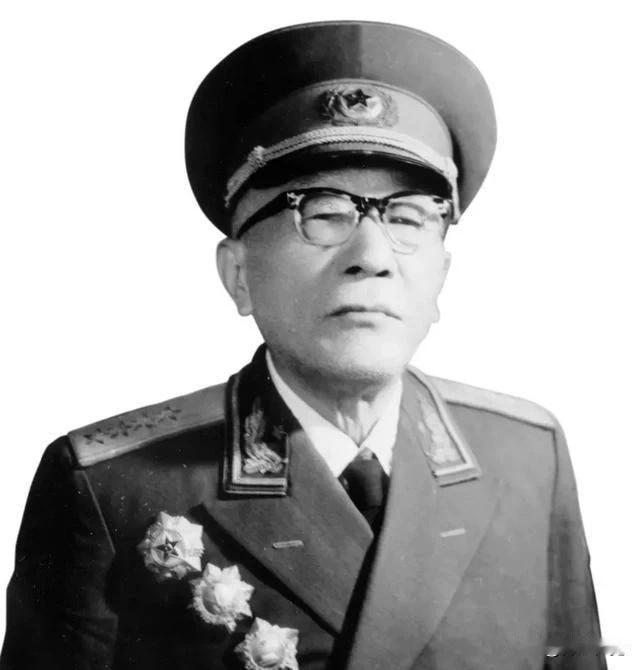 庐山会议上的黄克诚。黄克诚大将与彭老总并肩作战，交情深厚。在会议前，柯庆施暗示他