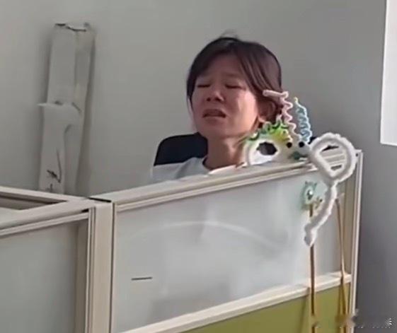 深圳一小学老师批改作业时崩溃大哭最戳人的不是崩溃大哭，而是哭完她说“不怪孩子，只