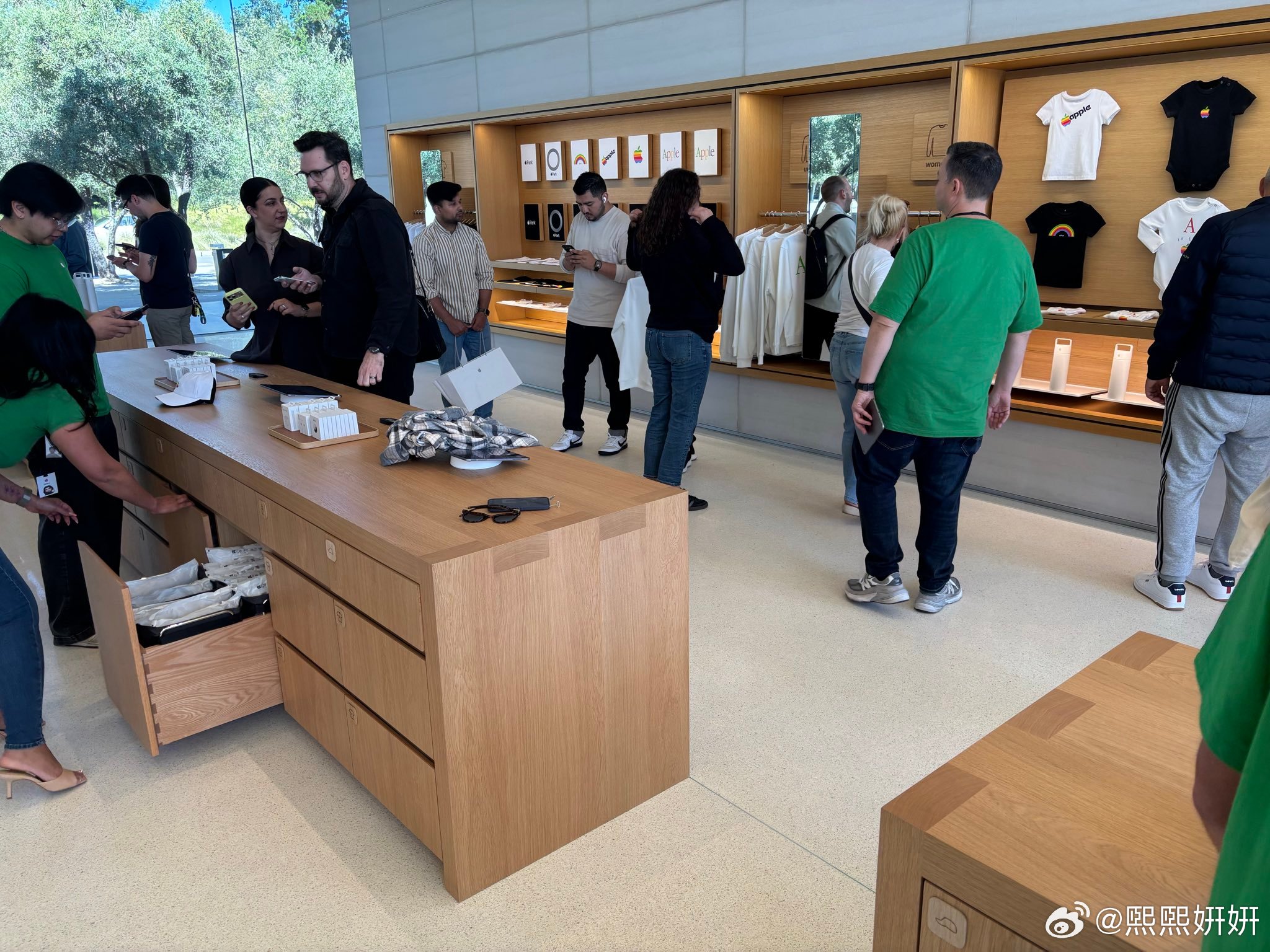 Apple今天不只是发布了新的WWDC26周边商品，他们还打造了全新的仅限活动使