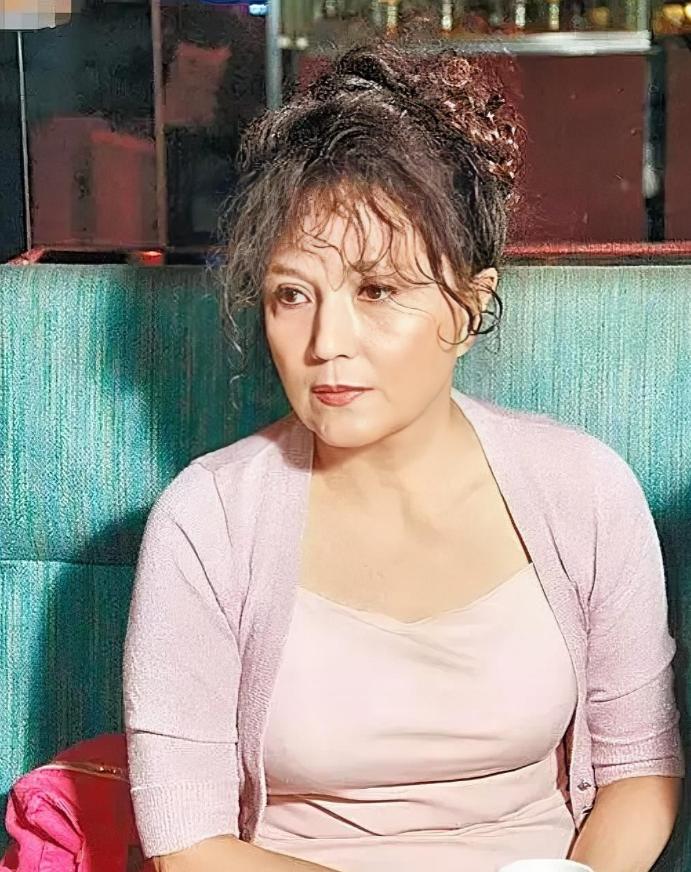 74岁TVB老戏骨施明走了，
看到她的死因，我破防了，
她不是死于意外，也不是死