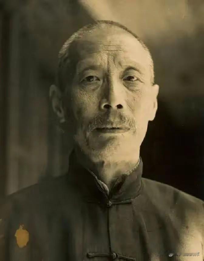 1943年最大闹剧！戴笠深夜搜查元老府邸，蒋介石怒扇三耳光毫不留情
 
1943