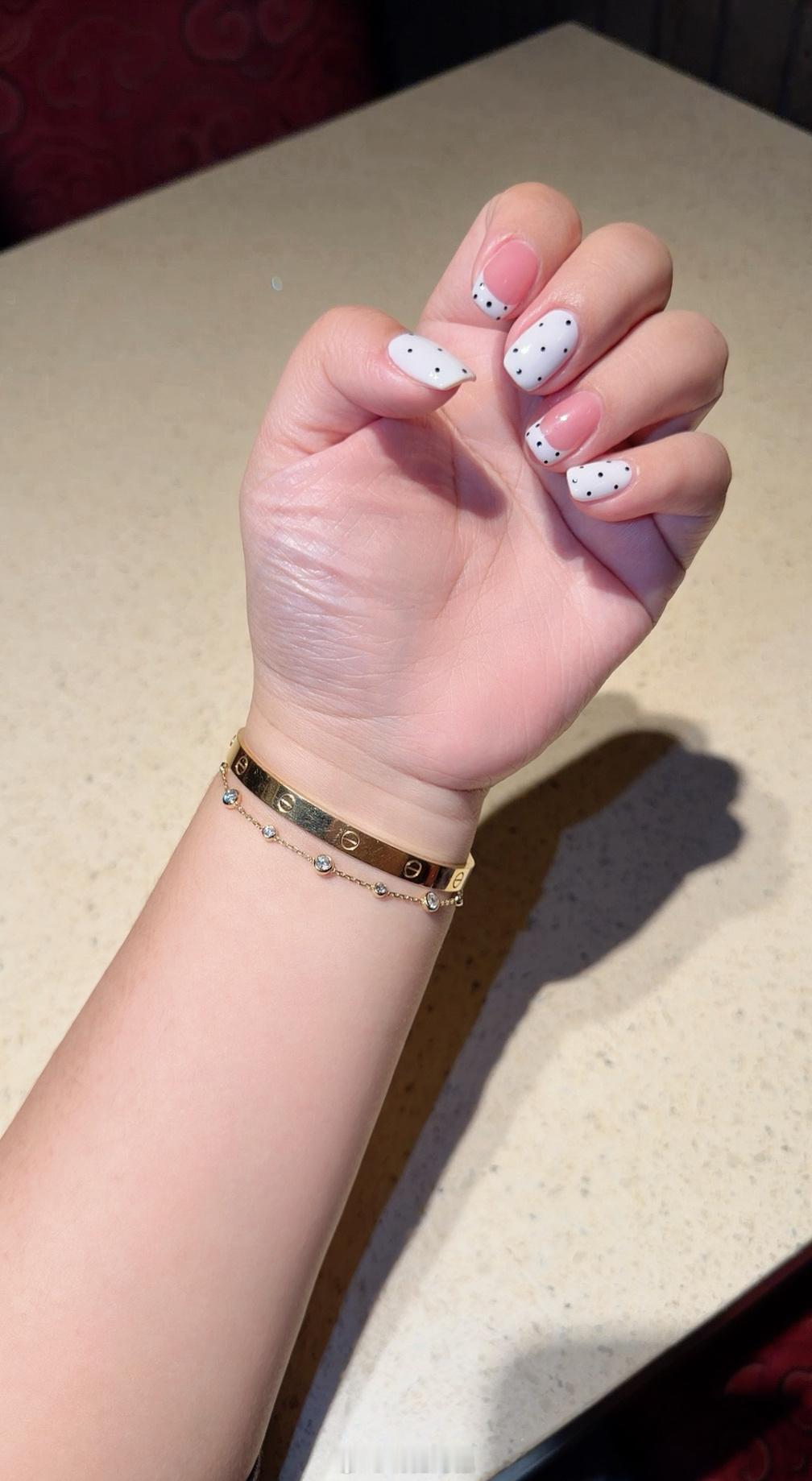 节后每天都有很多事要处理，没时间整理照片不过收到了新的手链，又把老镯子拿出来叠戴