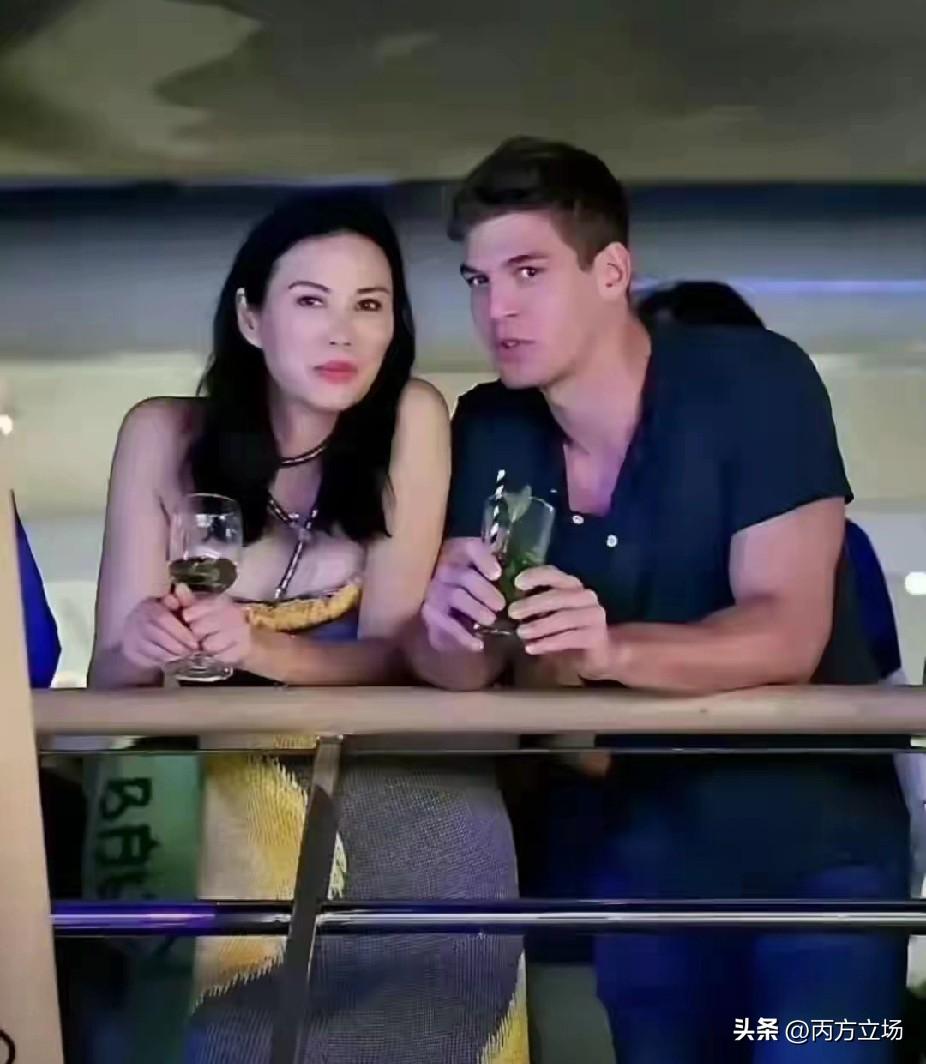 姐就是女王，自信带光芒。67岁邓文迪又出手了！24岁德国小鲜肉被迷得神魂颠倒，网