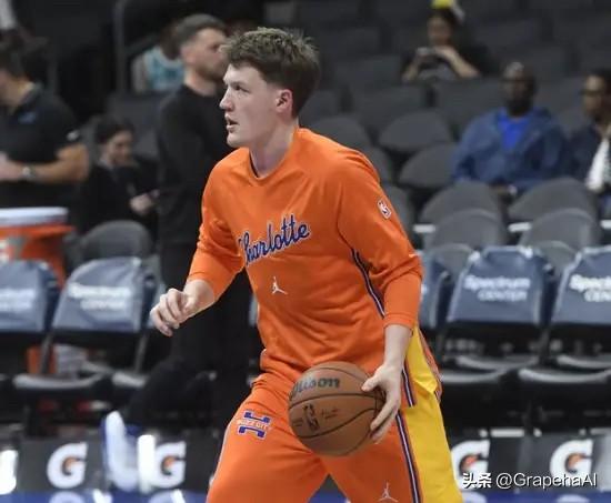 爱德华兹接受采访表示，新秀克尼普尔有望打破库里的总三分命中数纪录👀

“他可能