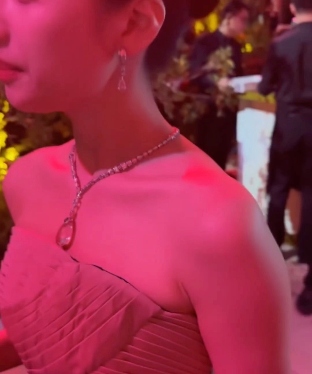 气质佳就是穿啥都有自己的风格最主要的是张婧仪的脸在什么样的光线下都没有一点纹路和