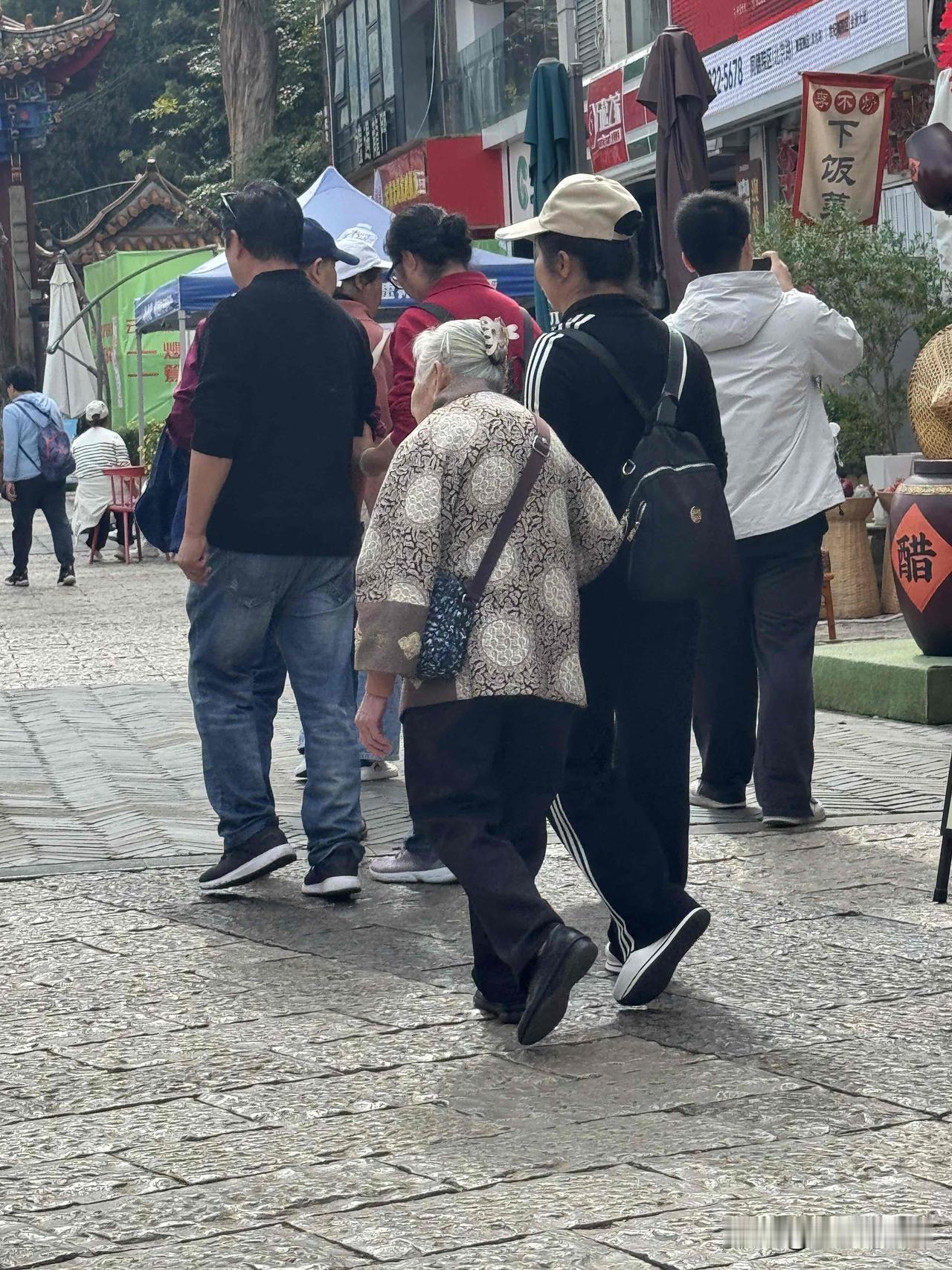 双目失明的登山老人。风景区的女孩。