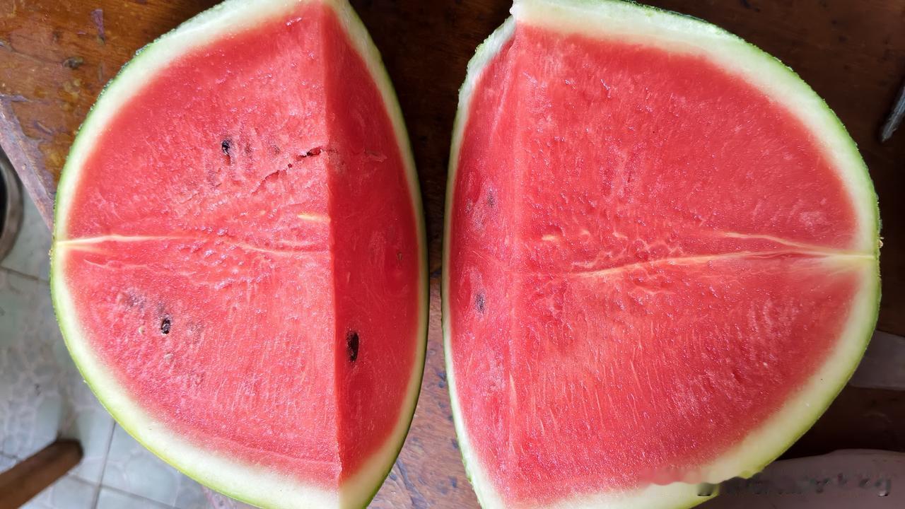 夏日生活打卡季夏天的黑美人西瓜，里面有籽，产自广西南宁，很甜好吃。这个夏日吃瓜?