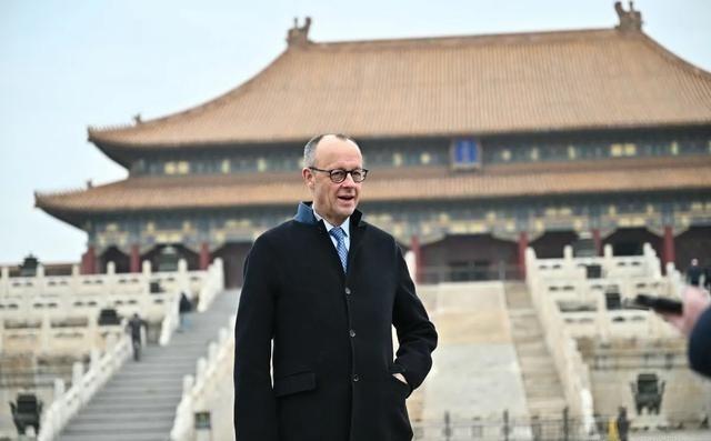 德国世界报报道：德国总理弗里德里希·默茨继续其访华行程，参观了曾作为皇家宫殿、拥