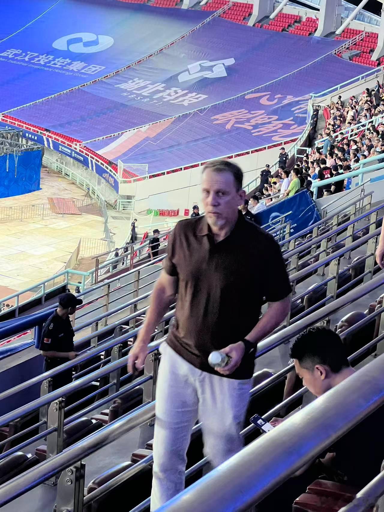 国青U19主帅久尔杰维奇现身三镇主场，应该是考察重庆中卫岳瑞杰，他是U19国青主