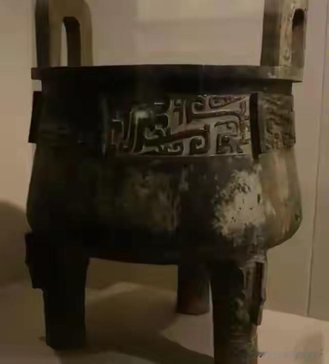 1953年秋天，陕西岐山青化镇童家村，童兆乾抡起锄头在瓦家壕土崖上挖土。一锄头下
