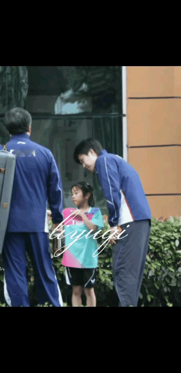 4月23日的头哥是世上最温柔的大哥哥！
今天头哥和孙逊指导去上训，一个小姑娘拦住